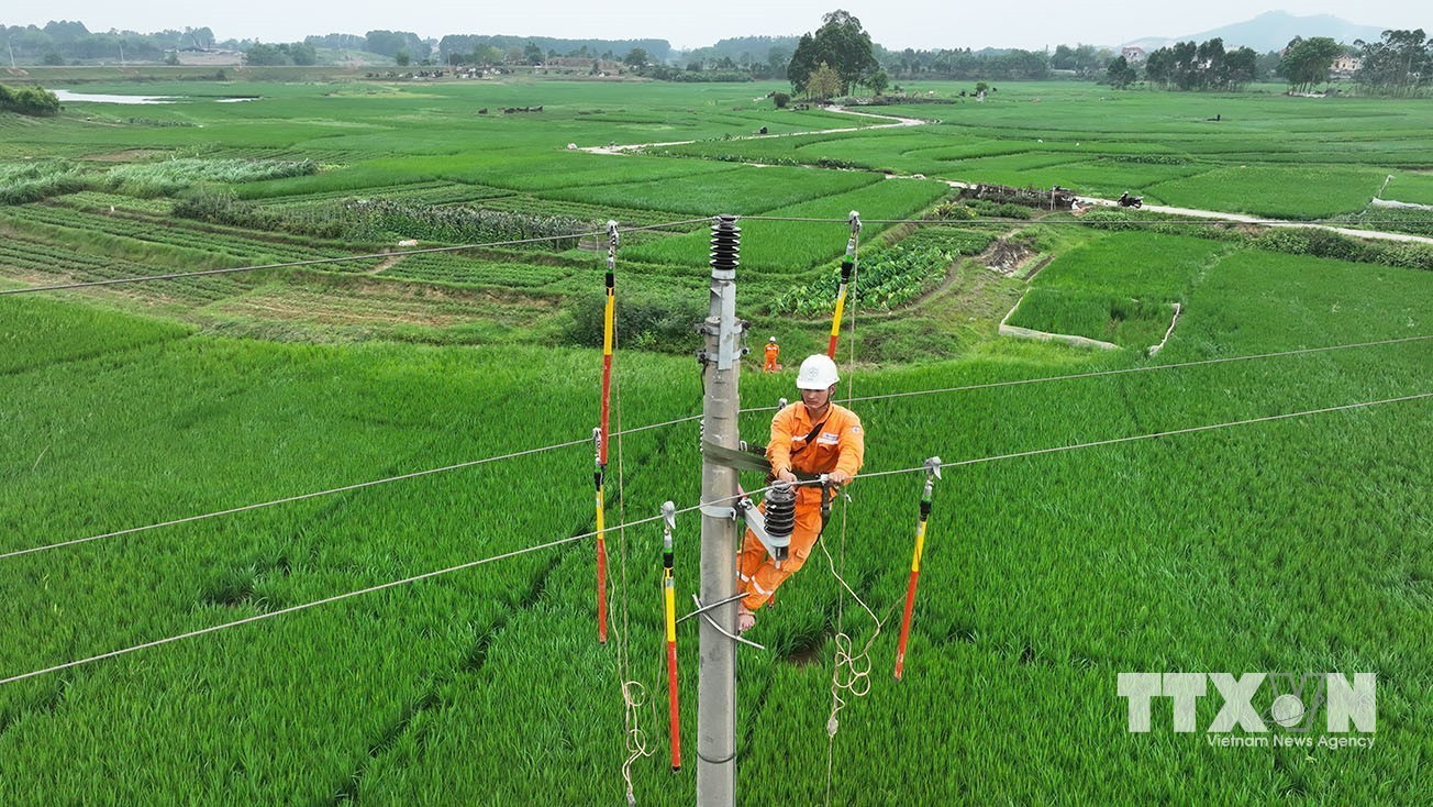 Khắc phục sự cố điện bằng công nghệ ngắt điện tự động trên hệ thống (còn gọi là công nghệ tự phục hồi lưới điện - Self-Healing Grid Technology) ở phường Việt Yên, tỉnh Bắc Ninh. (Ảnh: Vũ Sinh/TTXVN)